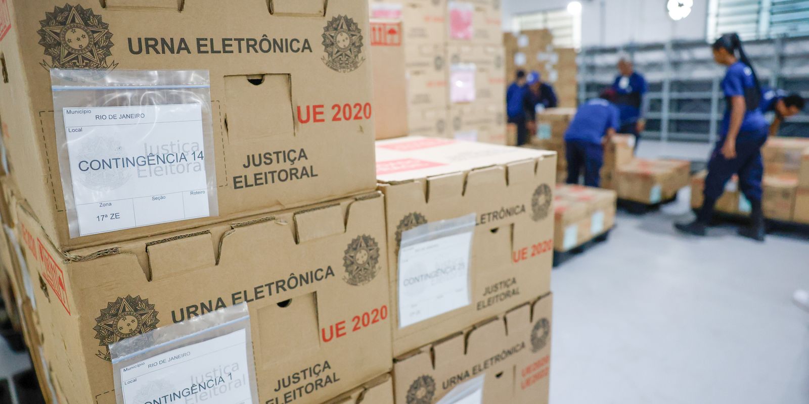 Urnas eletrônicas são distribuídas pelos tribunais para votação