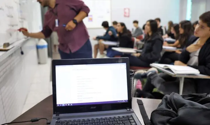 Docentes aplicam inteligência artificial para inovar e engajar alunos nas aulas