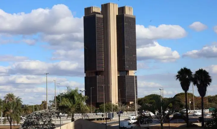 Economistas questionam cortes de gastos e apontam juros como vilões da dívida pública