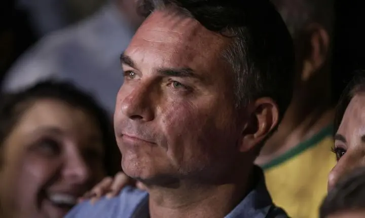Flávio Bolsonaro nega golpe e evita explicar propostas em sabatina