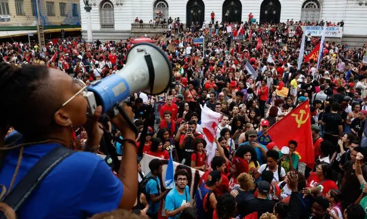 UNE mobiliza protestos estudantis em diversas capitais do país em apoio a Lula