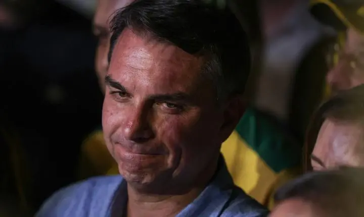 Fuga e carta golpista de Flávio Bolsonaro geram isolamento político