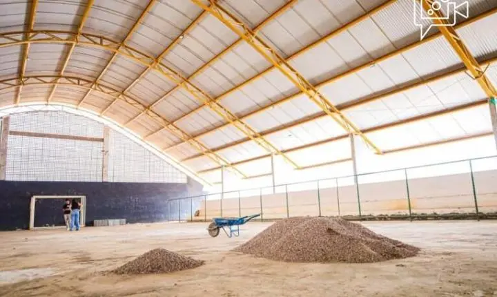 Gestão Anisio Viana retoma obra da quadra da Escola Júlia Borges após mais de uma década de paralisação