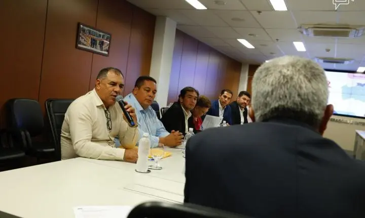 Governo entrega ambulância, veículo administrativo e equipamentos para fortalecer a saúde em Canudos