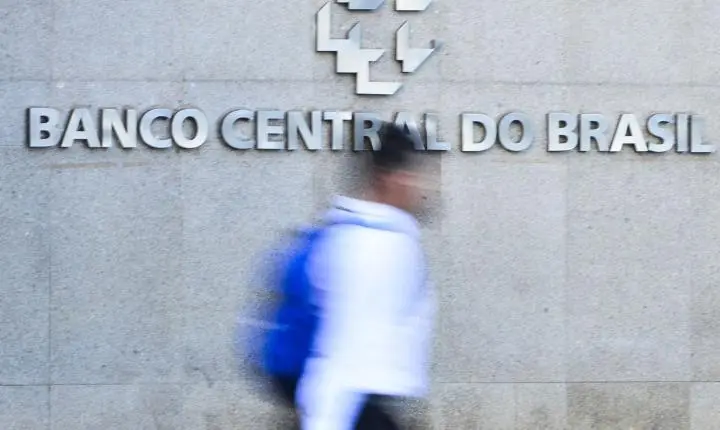 Juros elevados e endividamento das famílias: pressão no crédito persiste