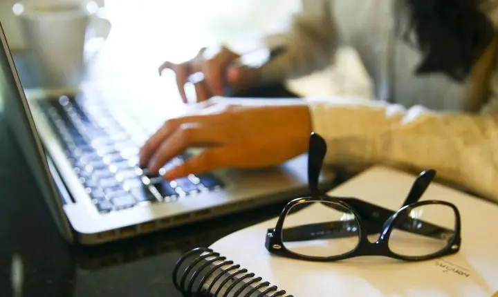 ONU Mulheres destaca escalada da violência online contra mulheres jornalistas