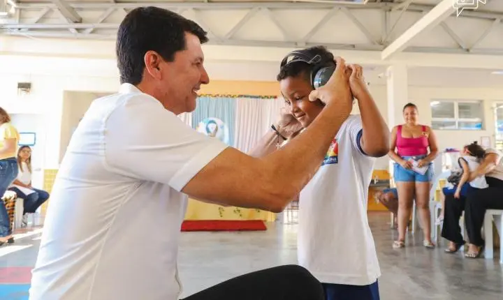 Simão Durando entrega abafadores de ruído para alunos com TEA em Petrolina e garante mais inclusão